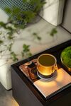 精致茶具展现静谧品茶氛围