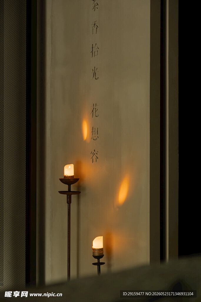 窗边燃烧的摇曳烛光