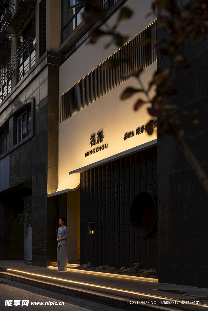 夜晚街边的精致店铺外观