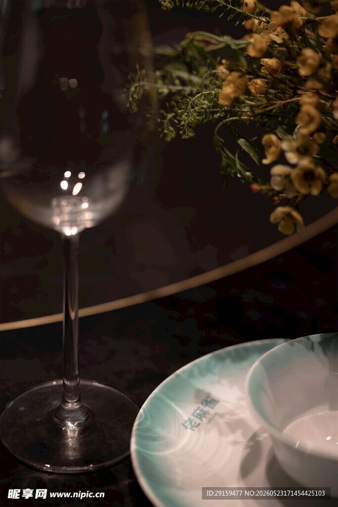 精致餐具与高脚杯