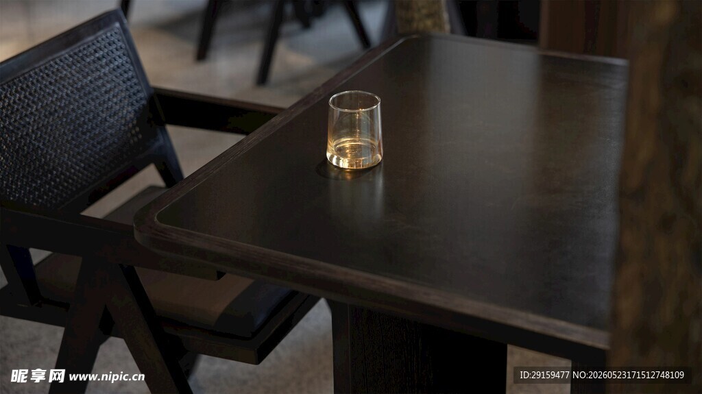 简约深色桌椅配玻璃杯