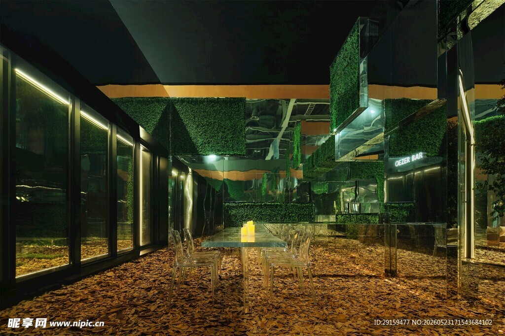 夜晚玻璃长廊下的碎石场景