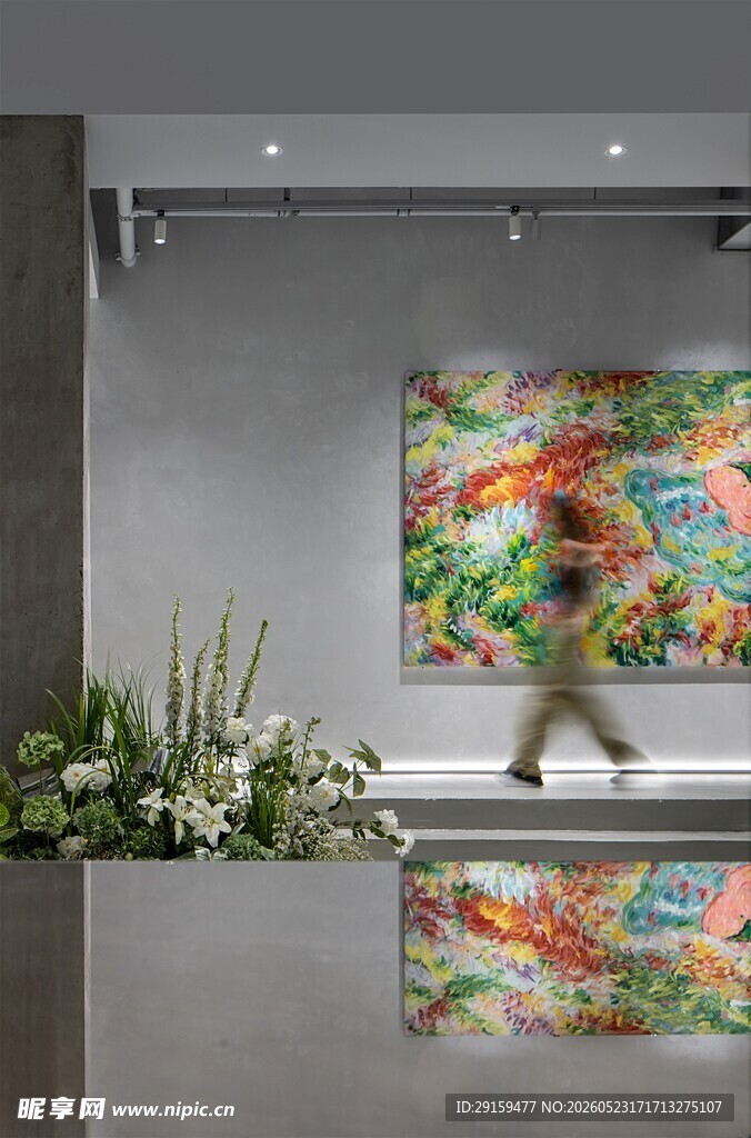 现代艺术展厅中的行人画面