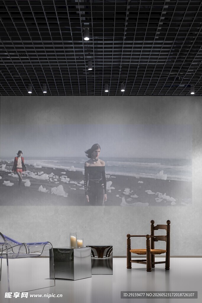现代艺术展厅内的展品展示