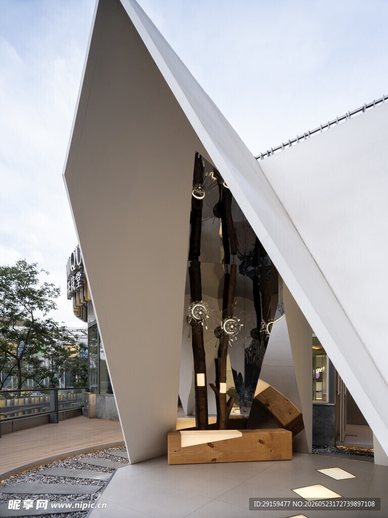 现代雕塑与独特建筑空间