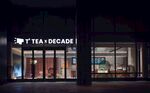 夜晚街边的茶饮店铺