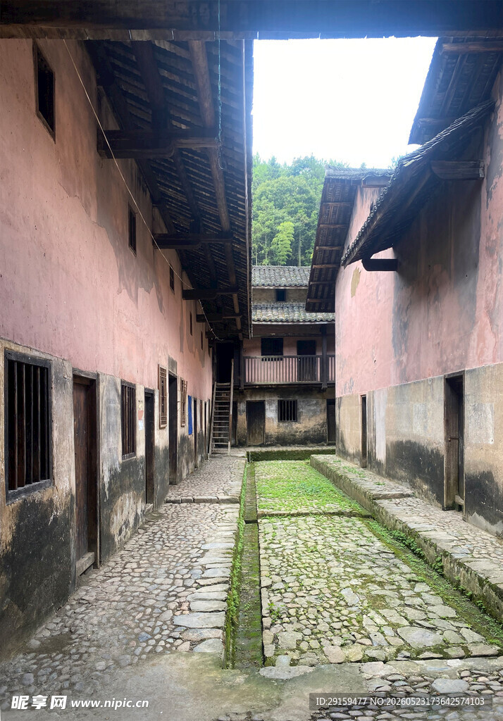 古朴土楼内的宁静庭院