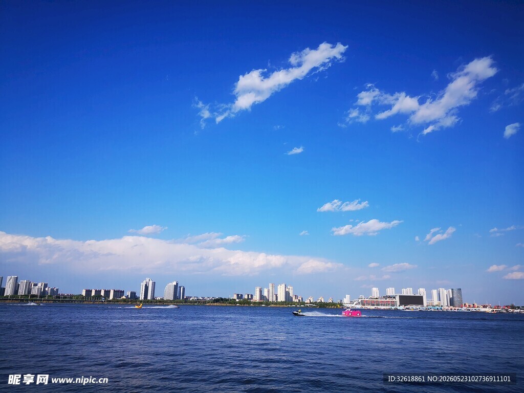 蓝天碧水间的城市天际线