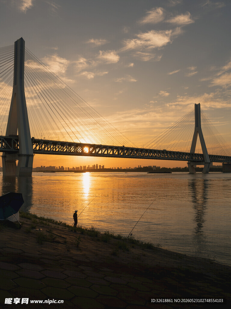 夕阳下的武汉天兴洲长江大桥景观