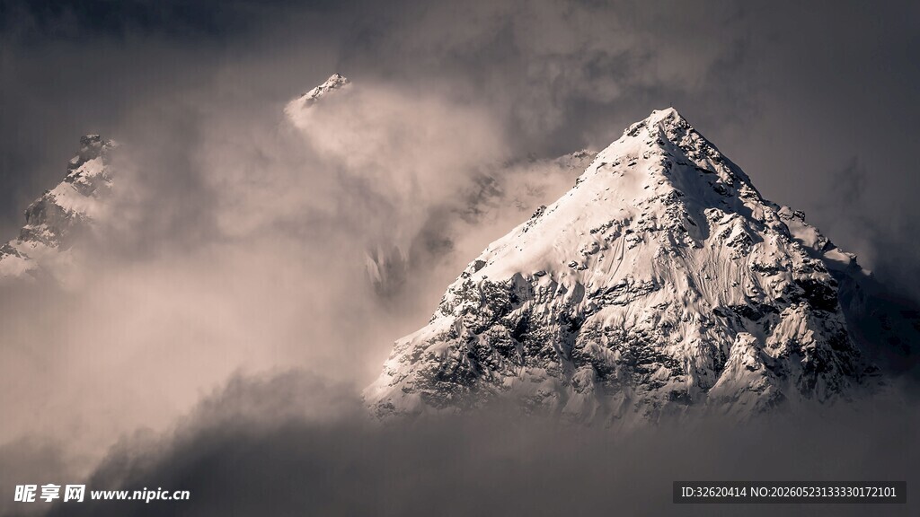云雾缭绕的巍峨雪山