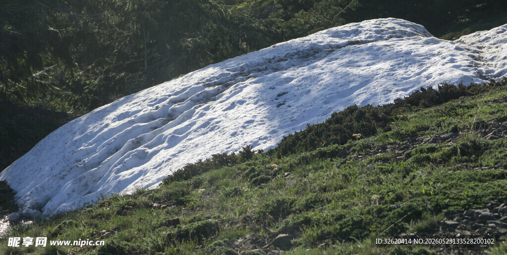 山坡上的积雪