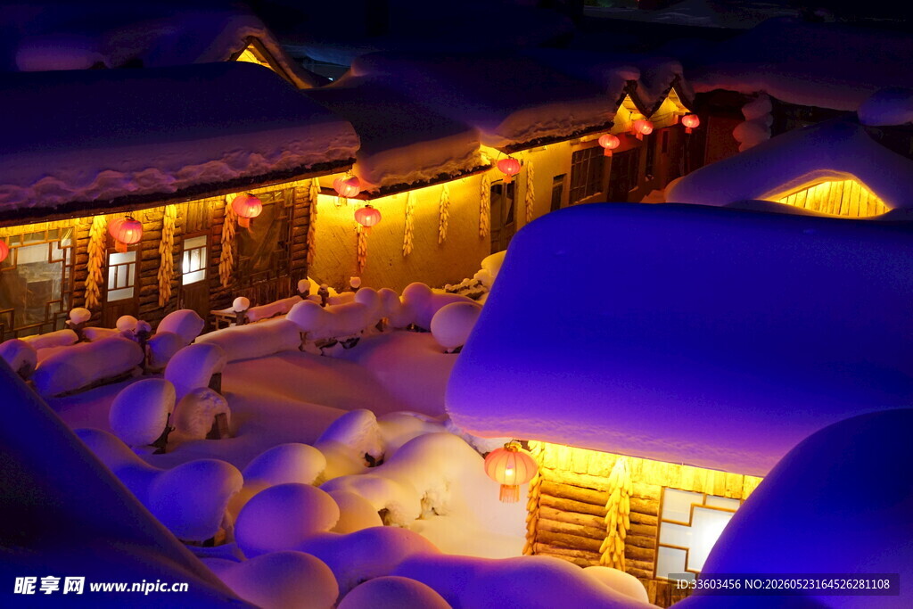 雪夜中的温馨灯火小屋