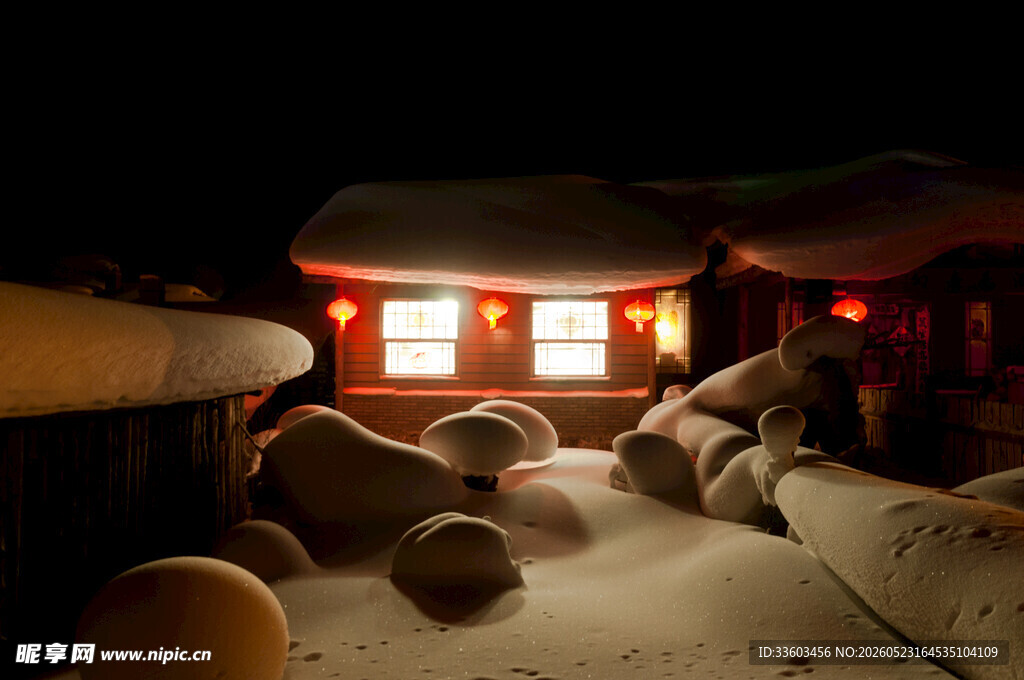 雪夜中的温馨灯火小屋