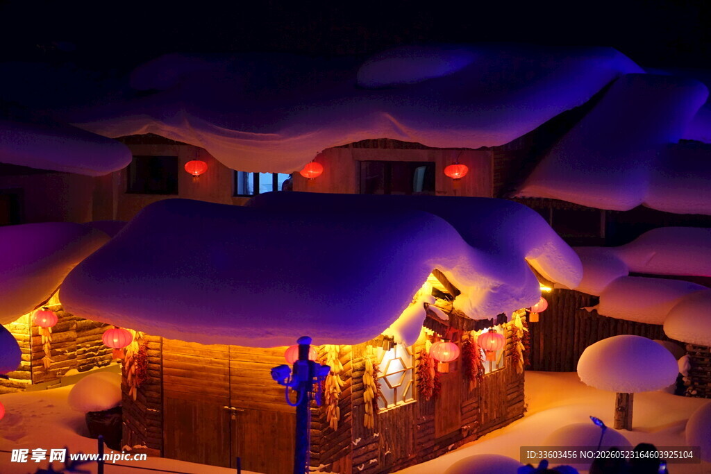 雪夜中的温馨小屋灯火