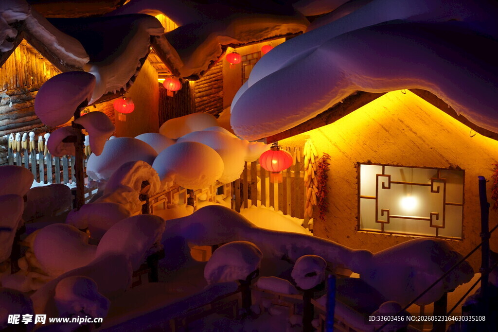 雪乡小屋夜景温暖灯光