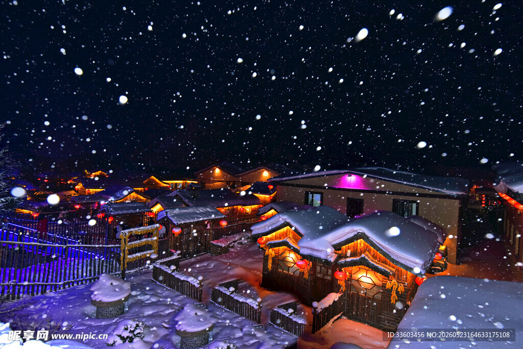 雪夜中的温馨村落
