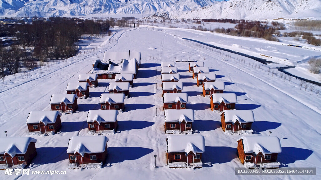 雪覆木屋群冬日静谧景象