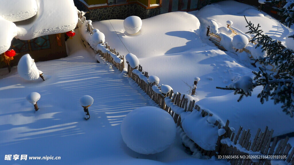 冬日雪景中的可爱雪人景观