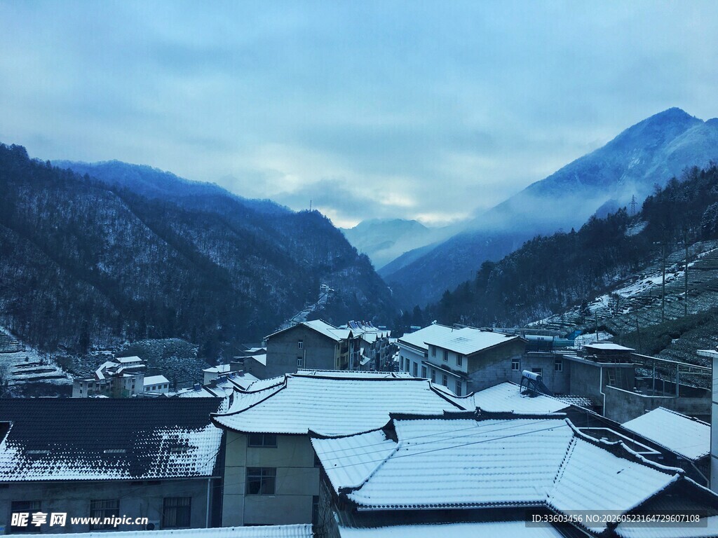 雪覆山村群山环抱的静谧景