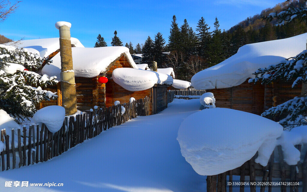雪覆山村小屋冬日美景