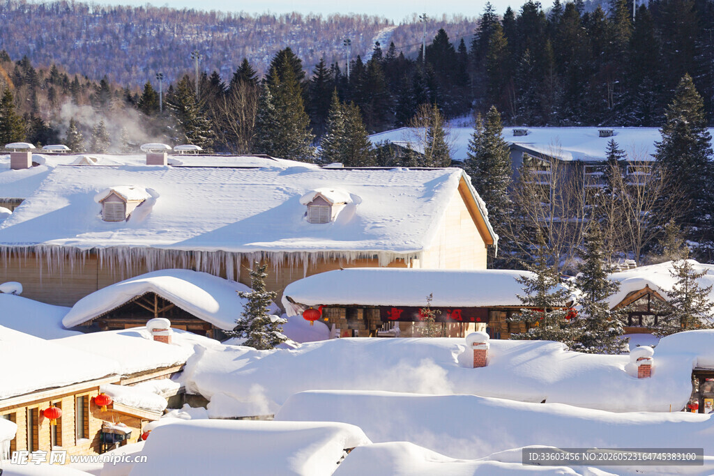 雪覆山村美景