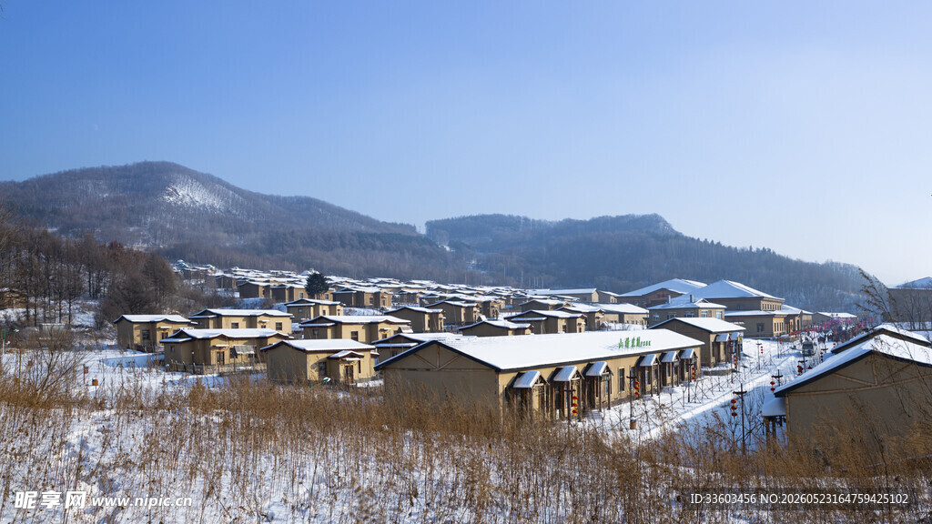 雪覆山村美景