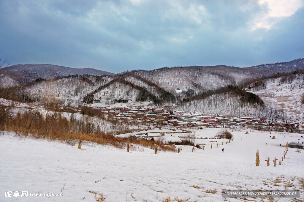 冬日雪覆山峦美景