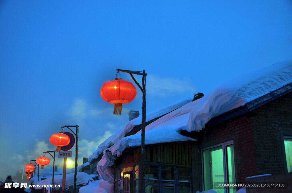 雪夜红灯映照古朴民居