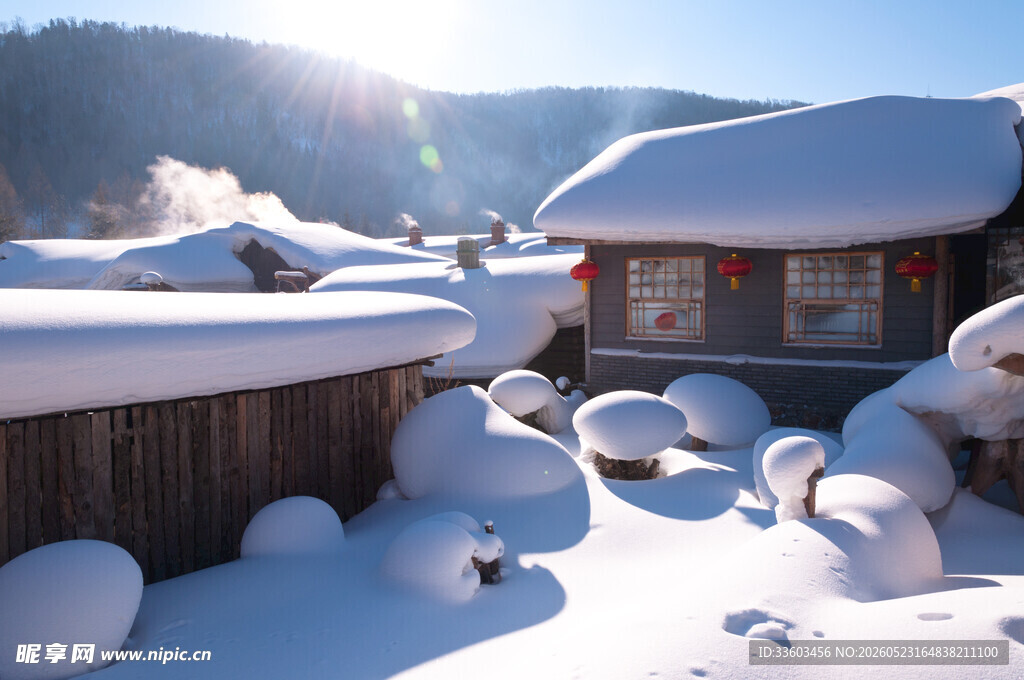 雪覆盖的宁静乡村小屋