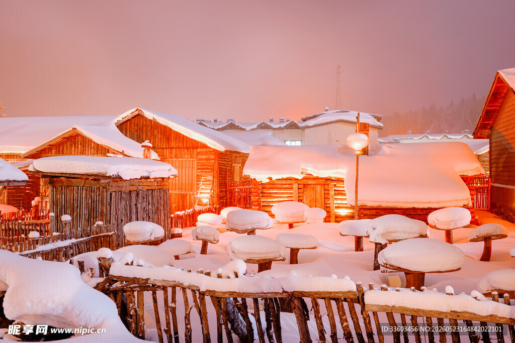雪覆木屋的温馨冬日景象
