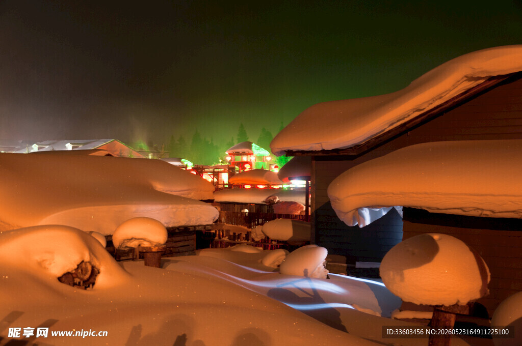 雪覆村落夜景