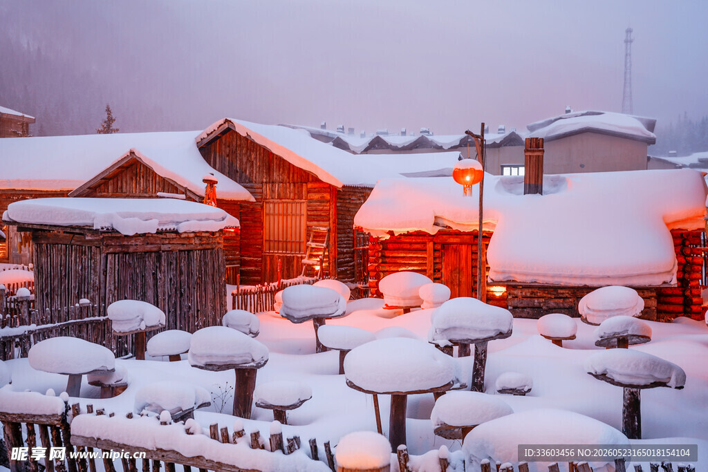 雪覆村庄静谧冬日景象