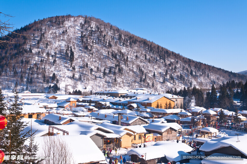雪覆山村美景