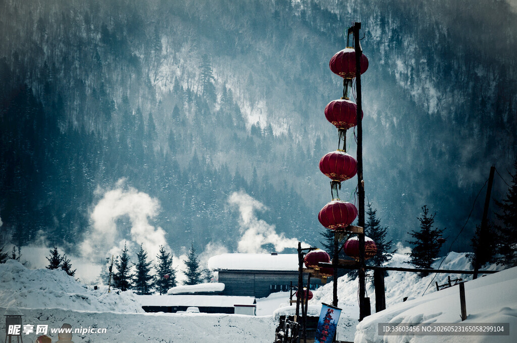 雪中山村的红灯笼景观