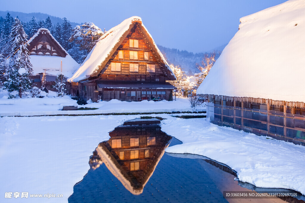 冬日雪乡木屋的静谧倒影