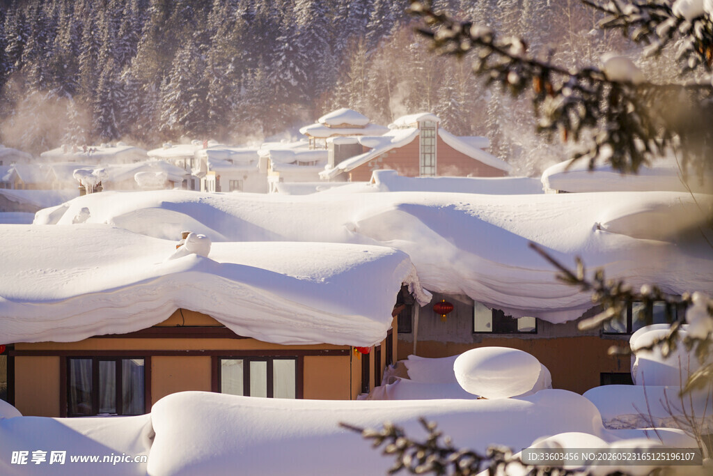 雪覆小屋的冬日静谧景象