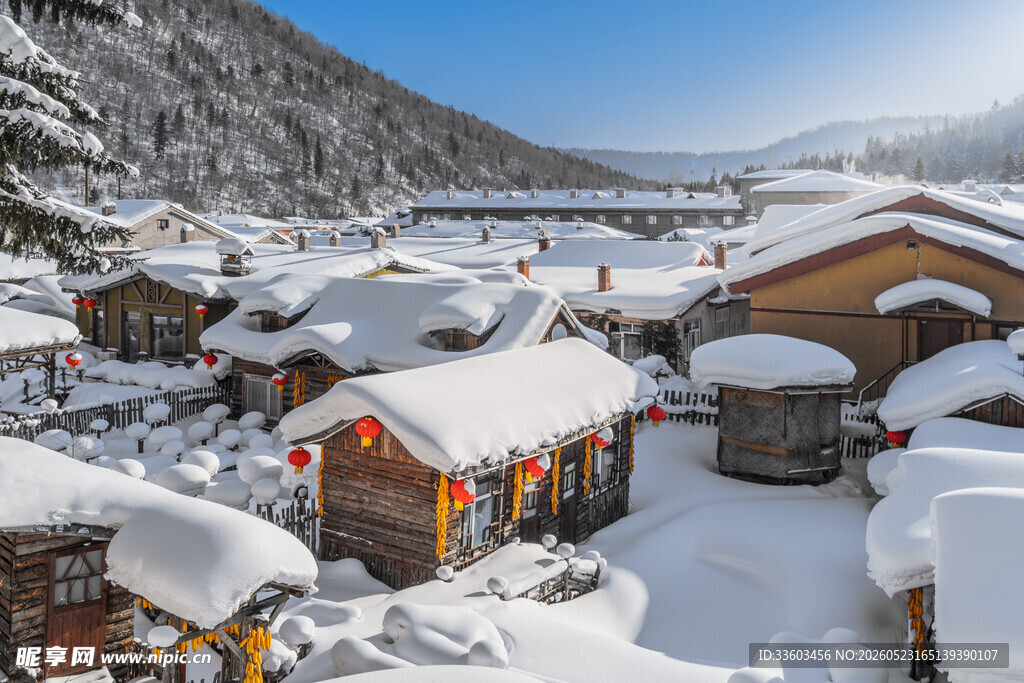 雪覆山村红灯点缀冬日景