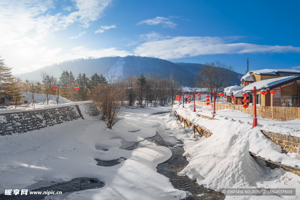 冬日雪景中的河畔建筑风光