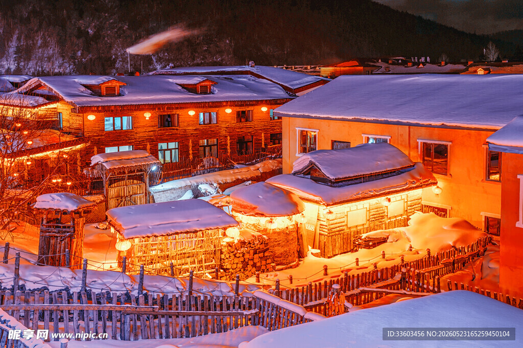 雪夜中的温暖灯火小镇