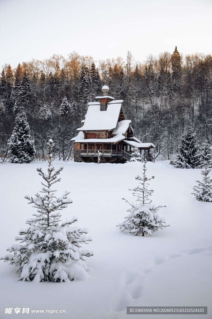 冬日雪中小屋景色