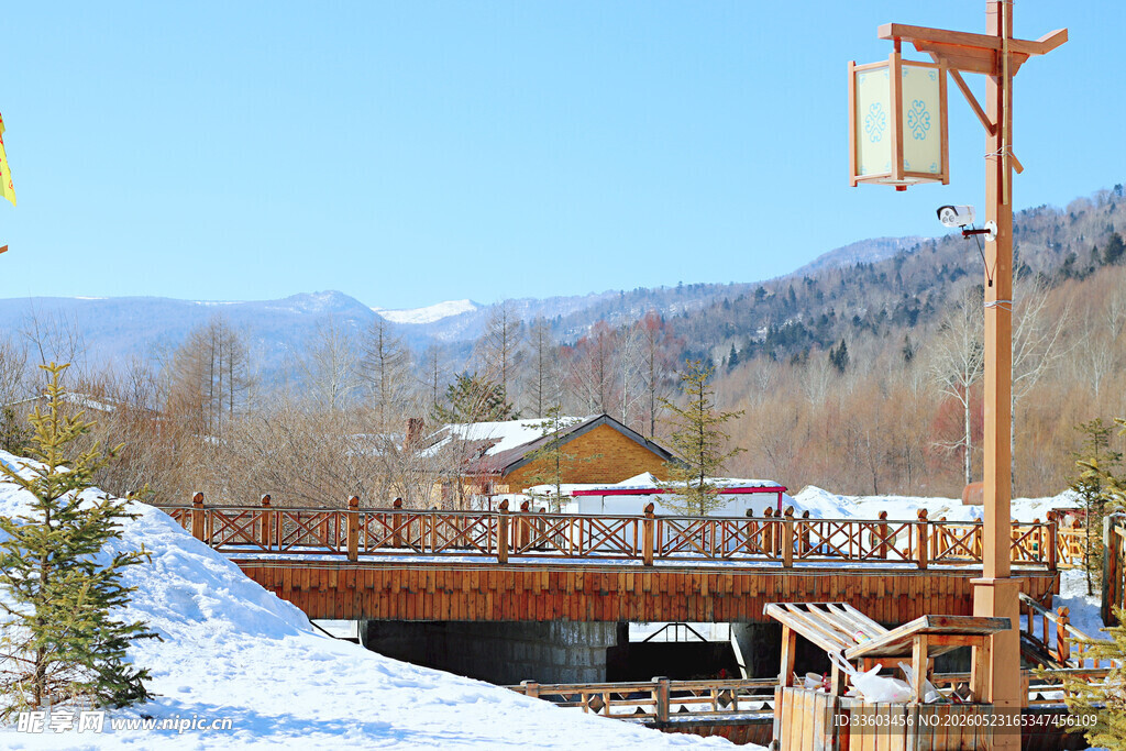 冬日山间雪景中的木质建筑