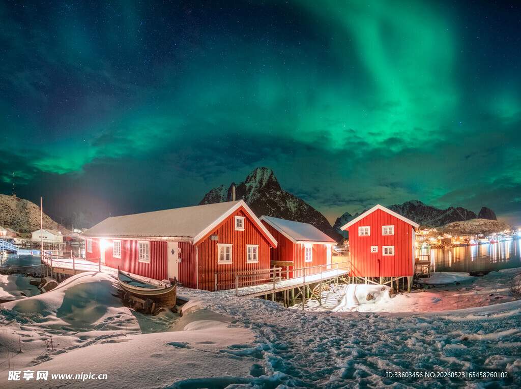 极光下的红色小屋雪景
