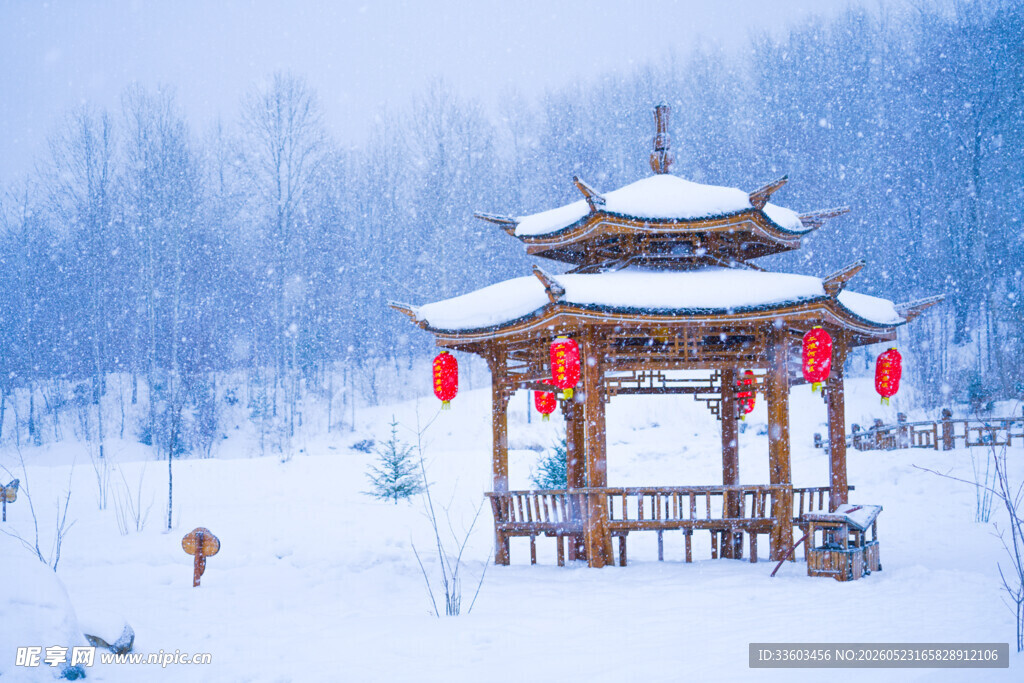 雪覆古亭冬日静谧景致
