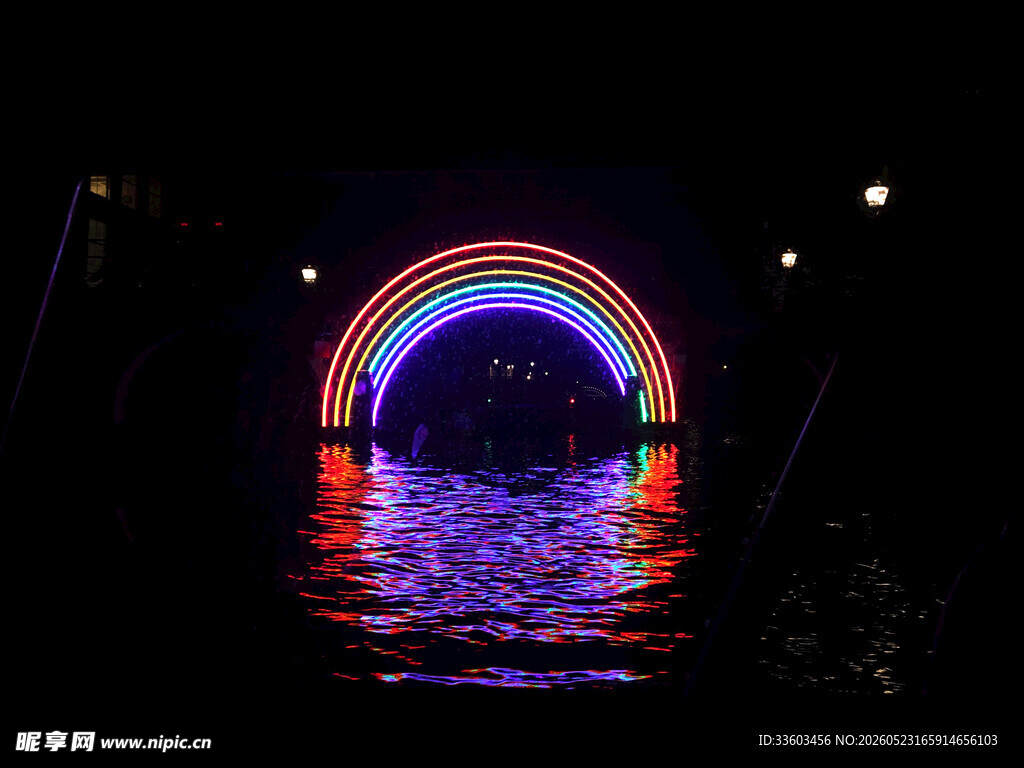 水上霓虹彩虹桥夜景