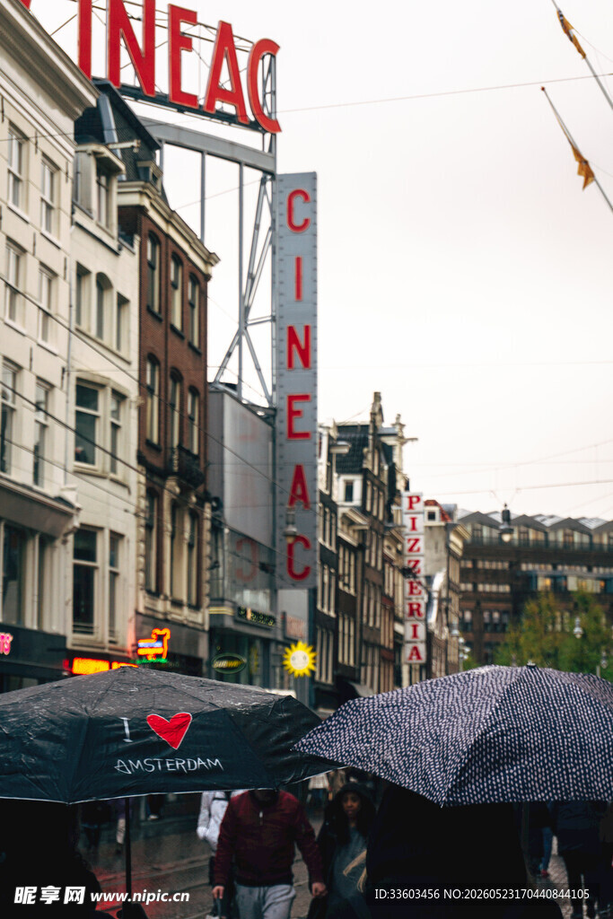 城市街头雨中的剧院景象