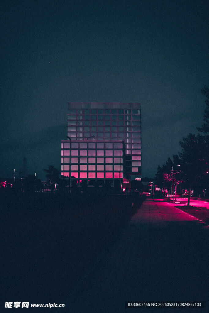 夜晚霓虹闪烁的神秘建筑