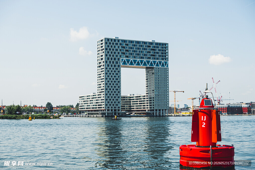 河畔独特建筑与红色浮标