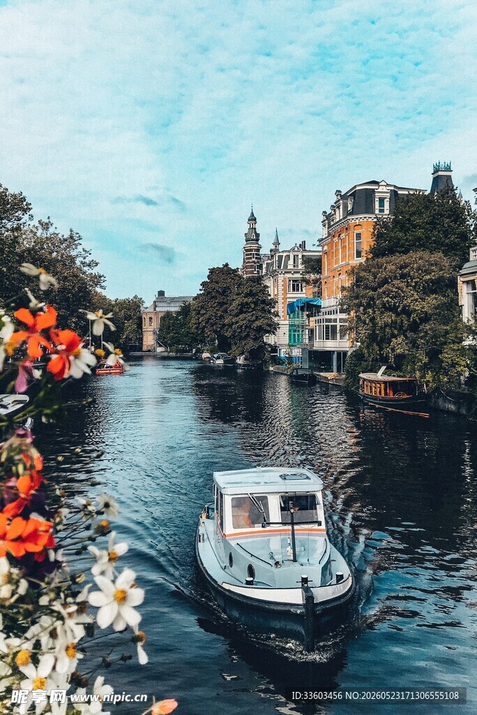 河上小船与两岸景色