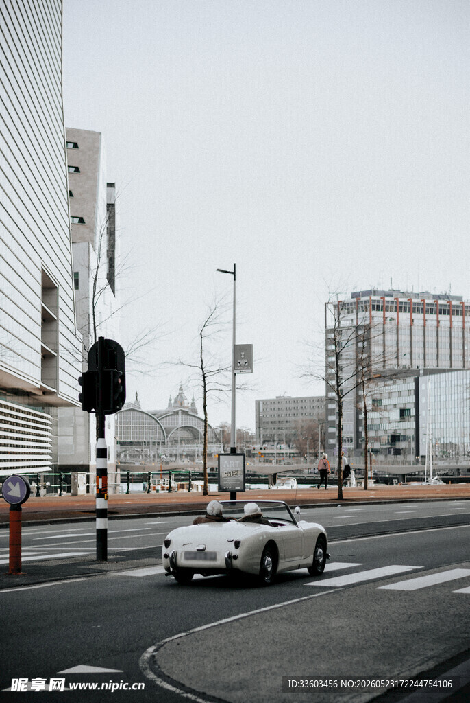 城市道路上行驶的复古汽车