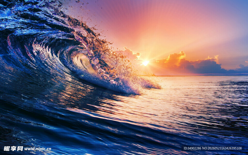 夕阳下的壮美海浪景观